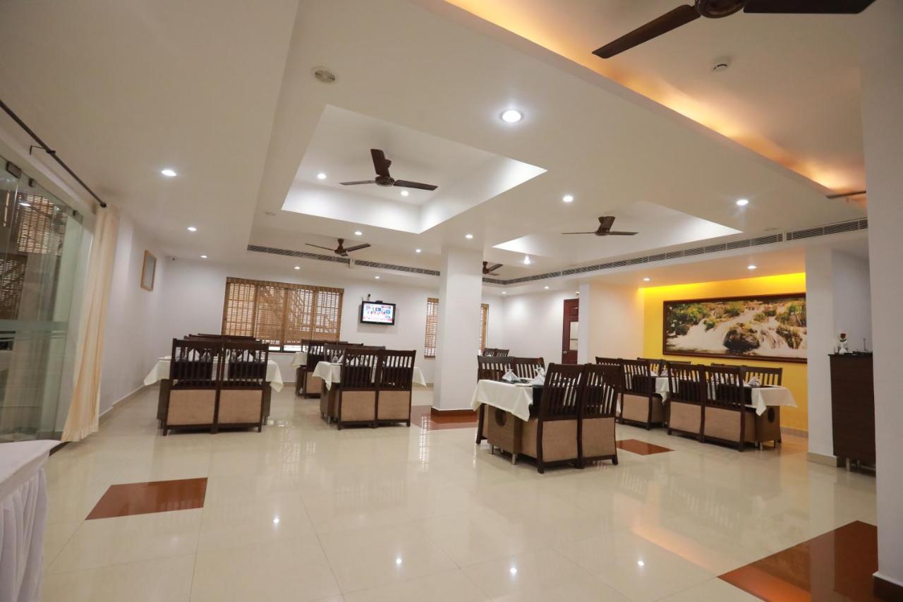 Hotel Peninsula Thrissur Екстериор снимка