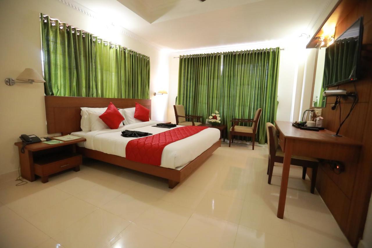 Hotel Peninsula Thrissur Екстериор снимка