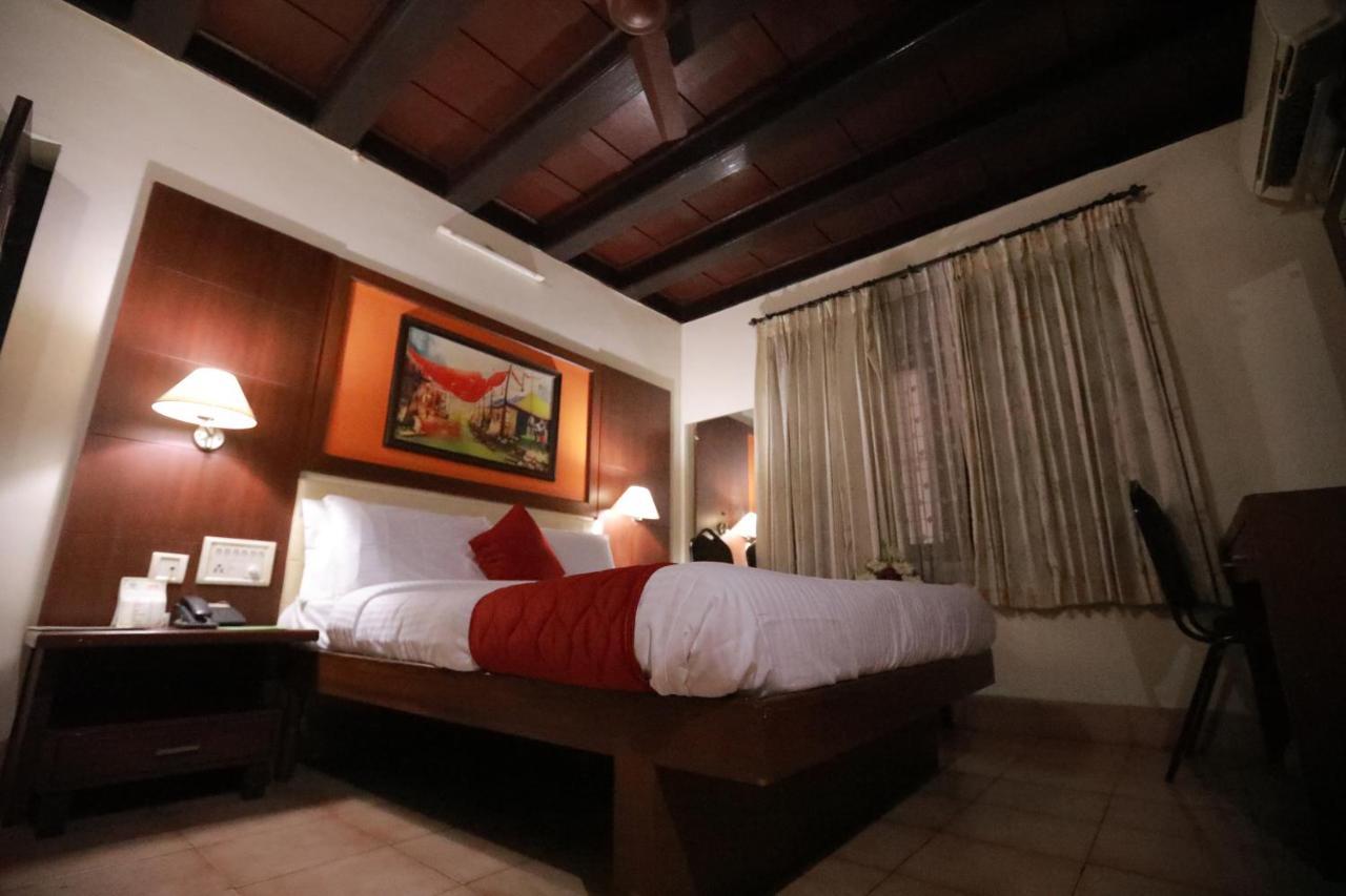 Hotel Peninsula Thrissur Екстериор снимка