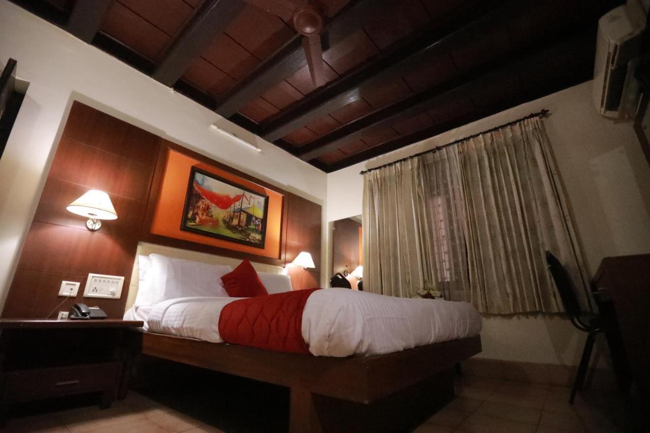 Hotel Peninsula Thrissur Екстериор снимка