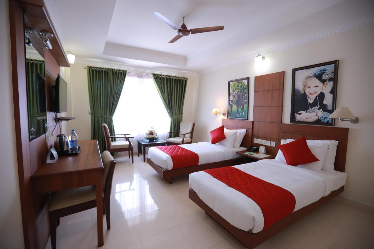 Hotel Peninsula Thrissur Екстериор снимка