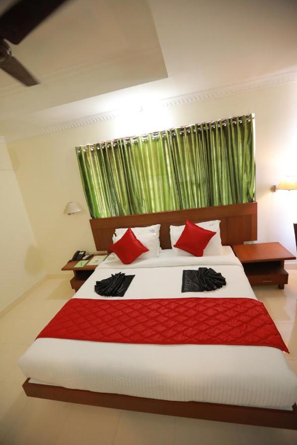 Hotel Peninsula Thrissur Екстериор снимка
