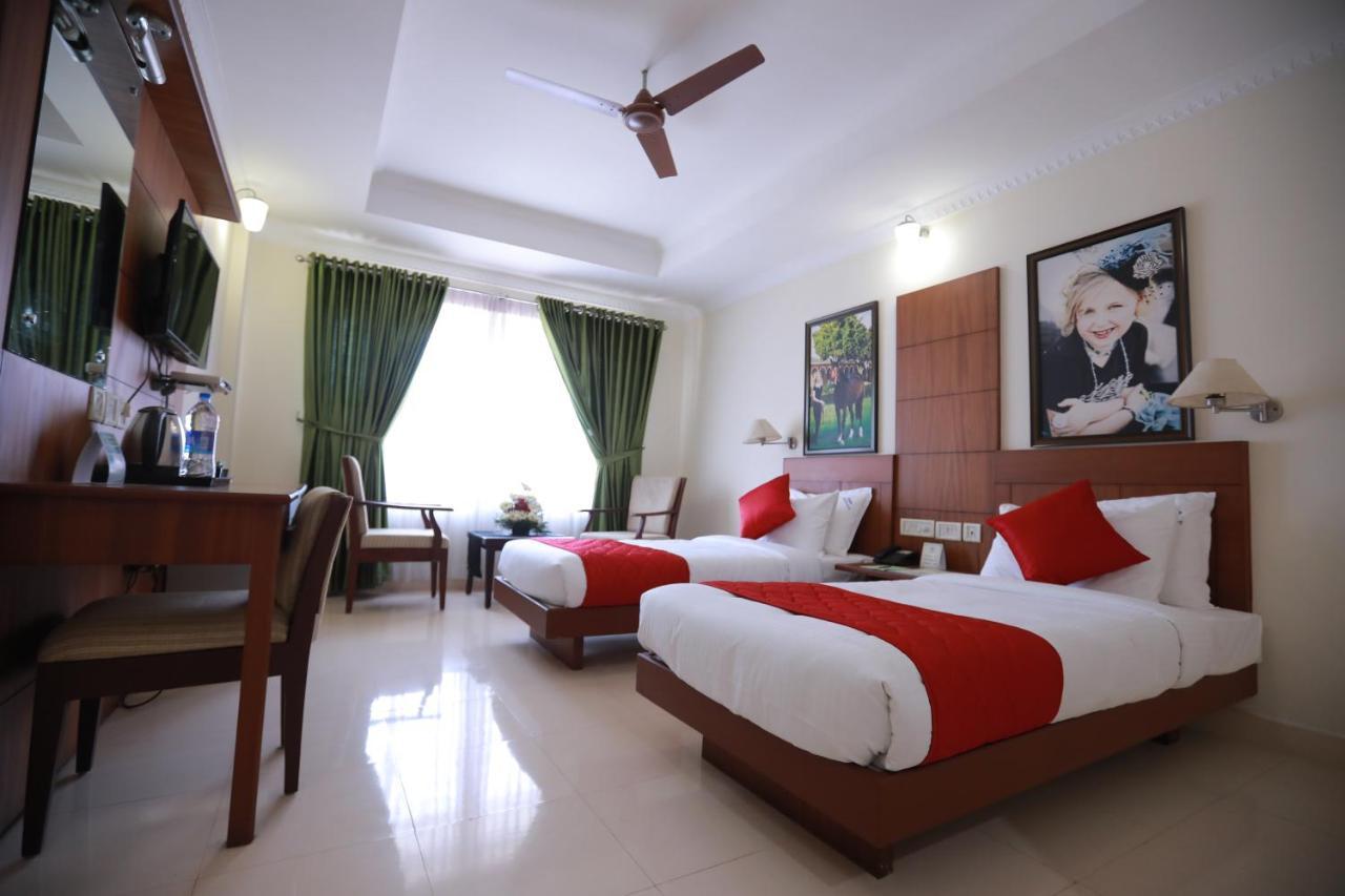 Hotel Peninsula Thrissur Екстериор снимка