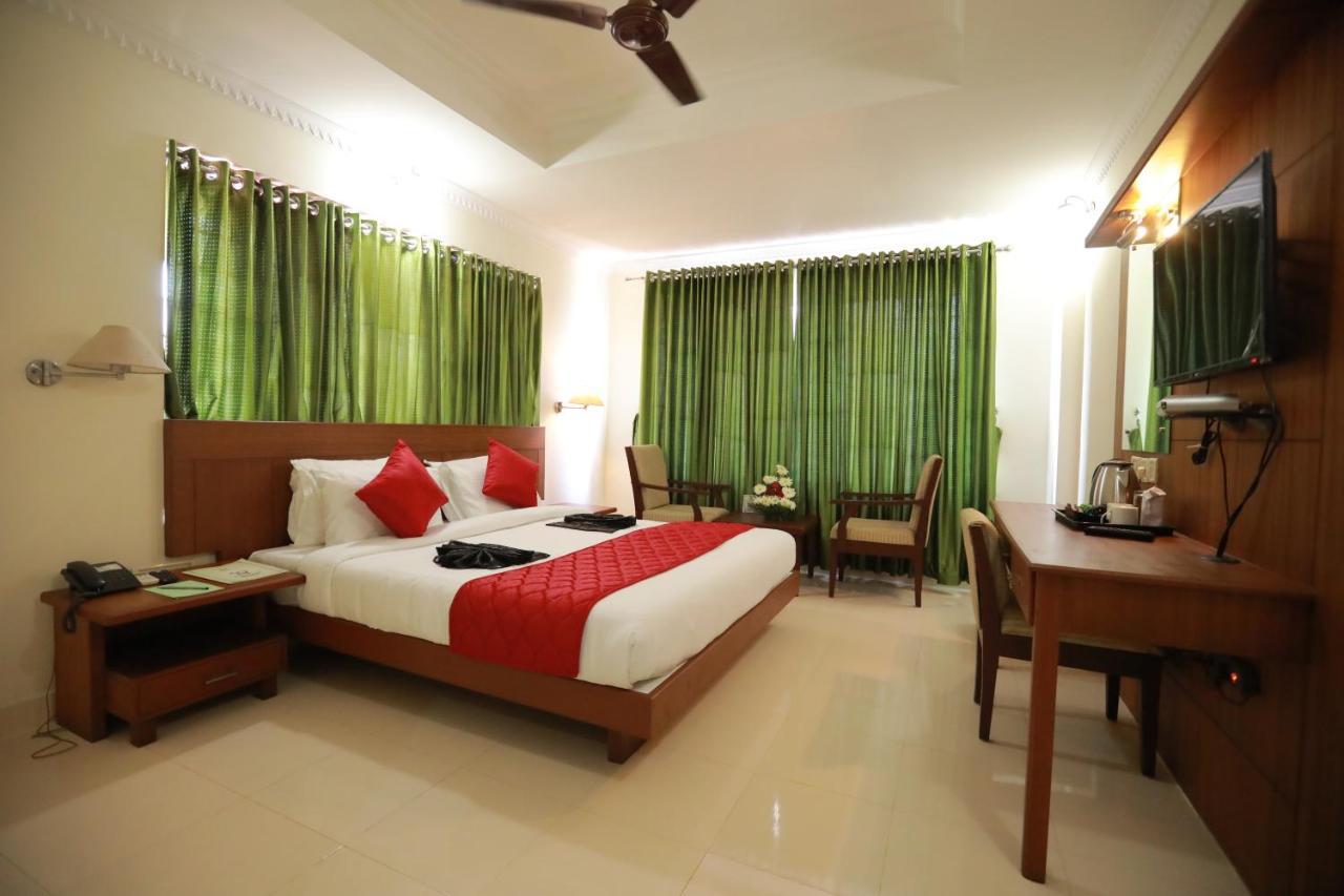 Hotel Peninsula Thrissur Екстериор снимка