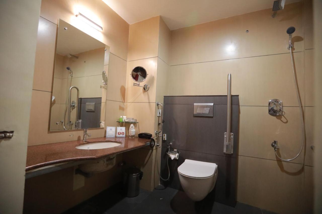 Hotel Peninsula Thrissur Екстериор снимка