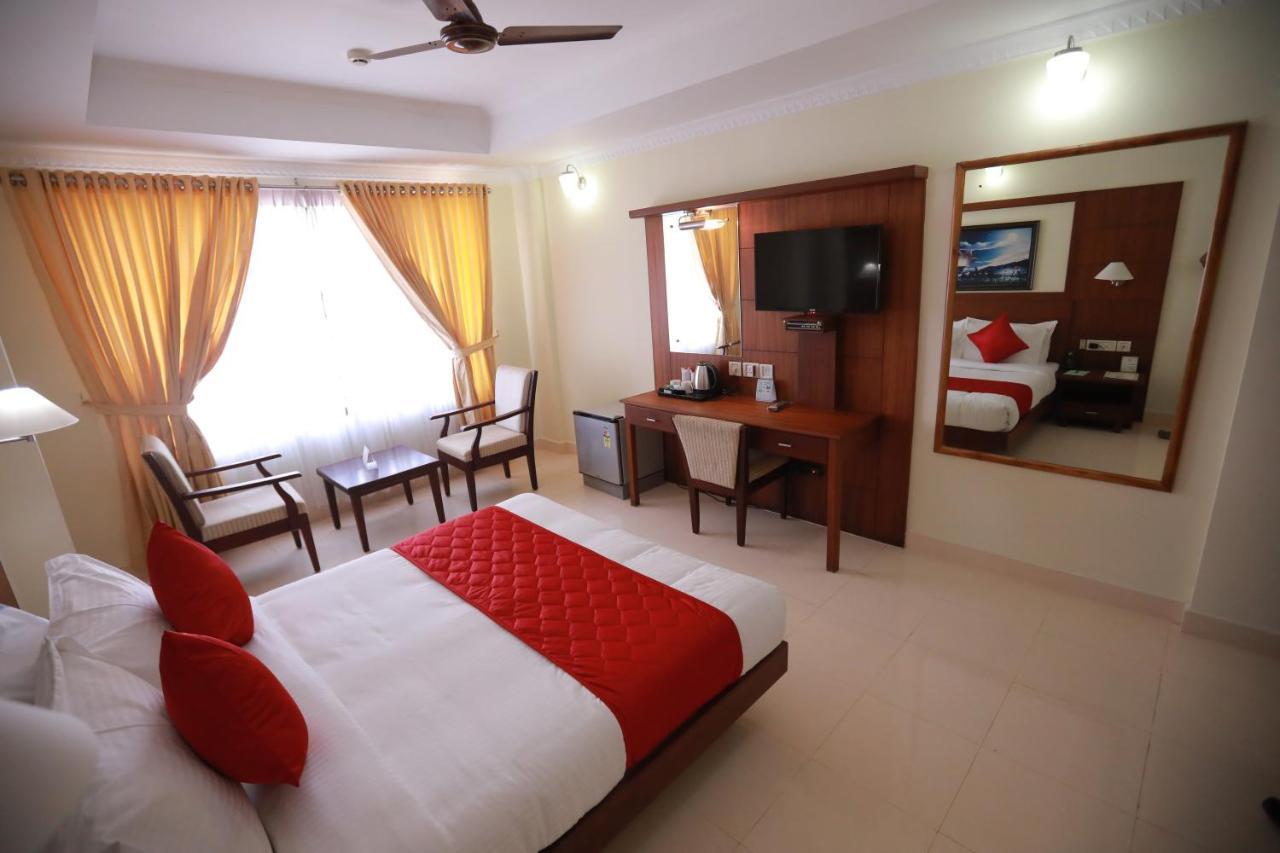 Hotel Peninsula Thrissur Екстериор снимка