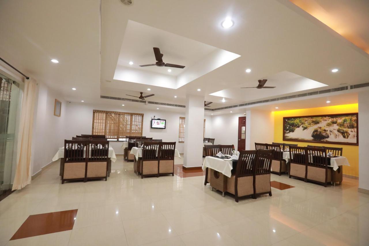 Hotel Peninsula Thrissur Екстериор снимка