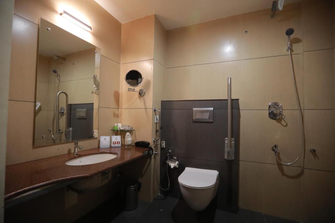 Hotel Peninsula Thrissur Екстериор снимка