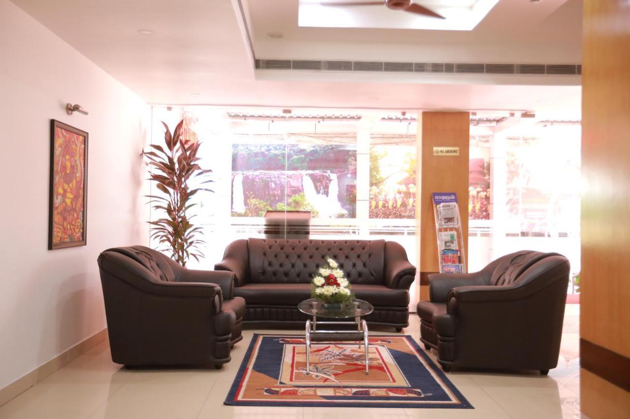 Hotel Peninsula Thrissur Екстериор снимка