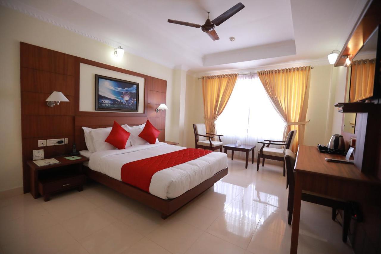 Hotel Peninsula Thrissur Екстериор снимка