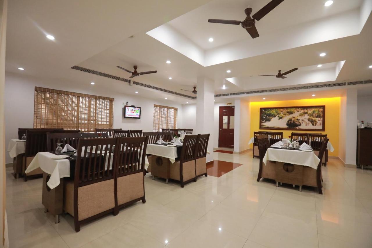 Hotel Peninsula Thrissur Екстериор снимка