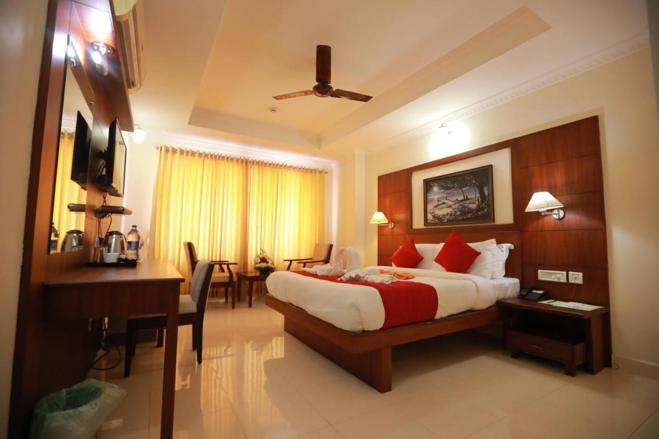 Hotel Peninsula Thrissur Екстериор снимка