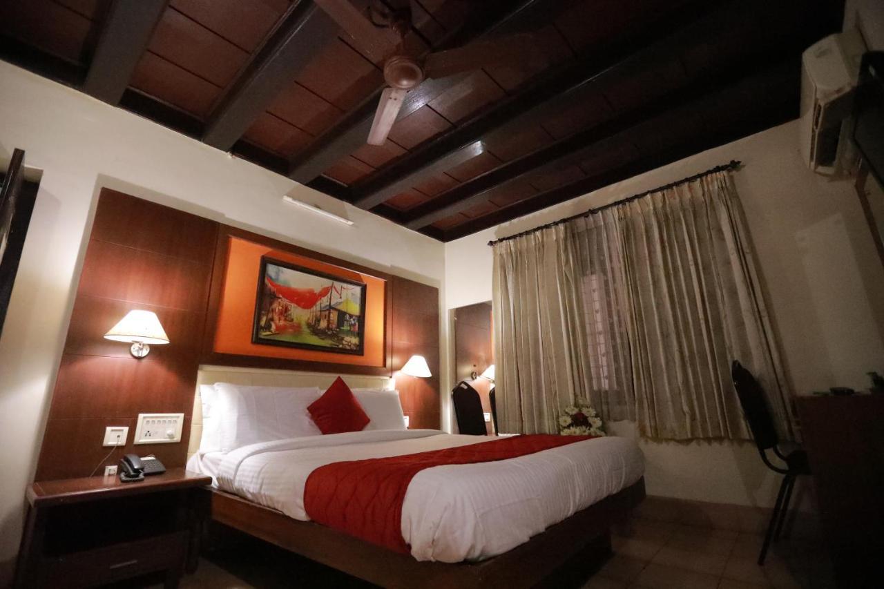 Hotel Peninsula Thrissur Екстериор снимка