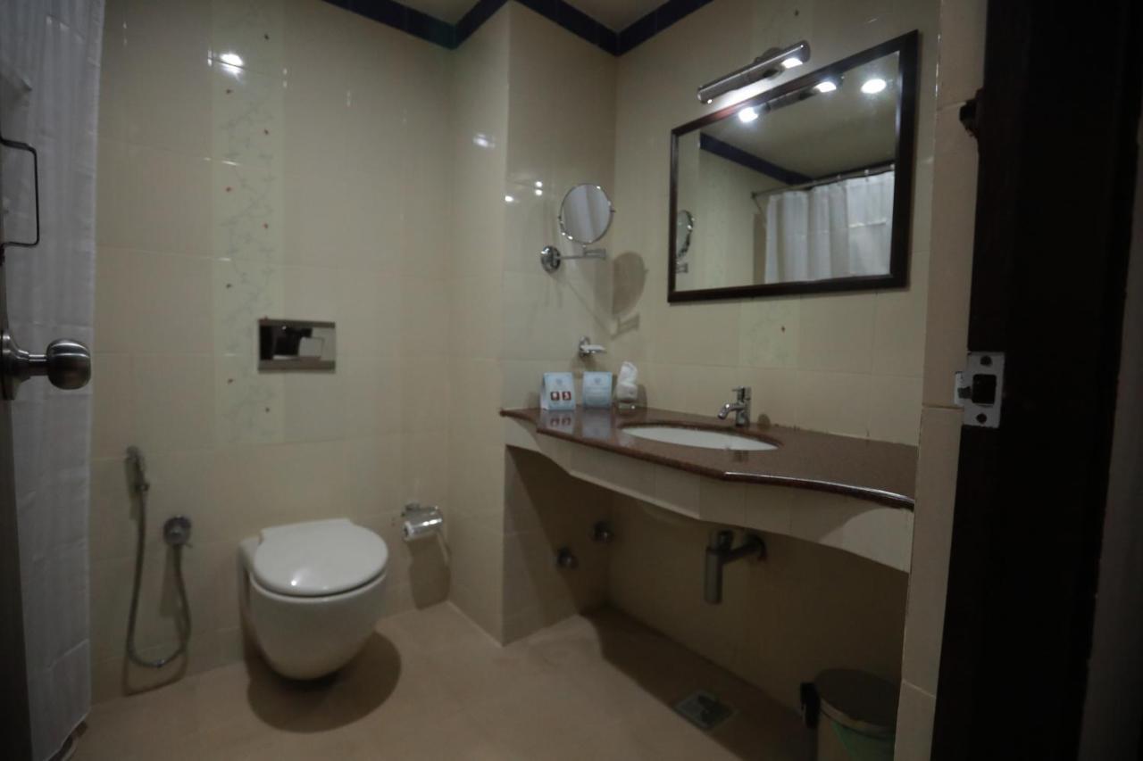 Hotel Peninsula Thrissur Екстериор снимка